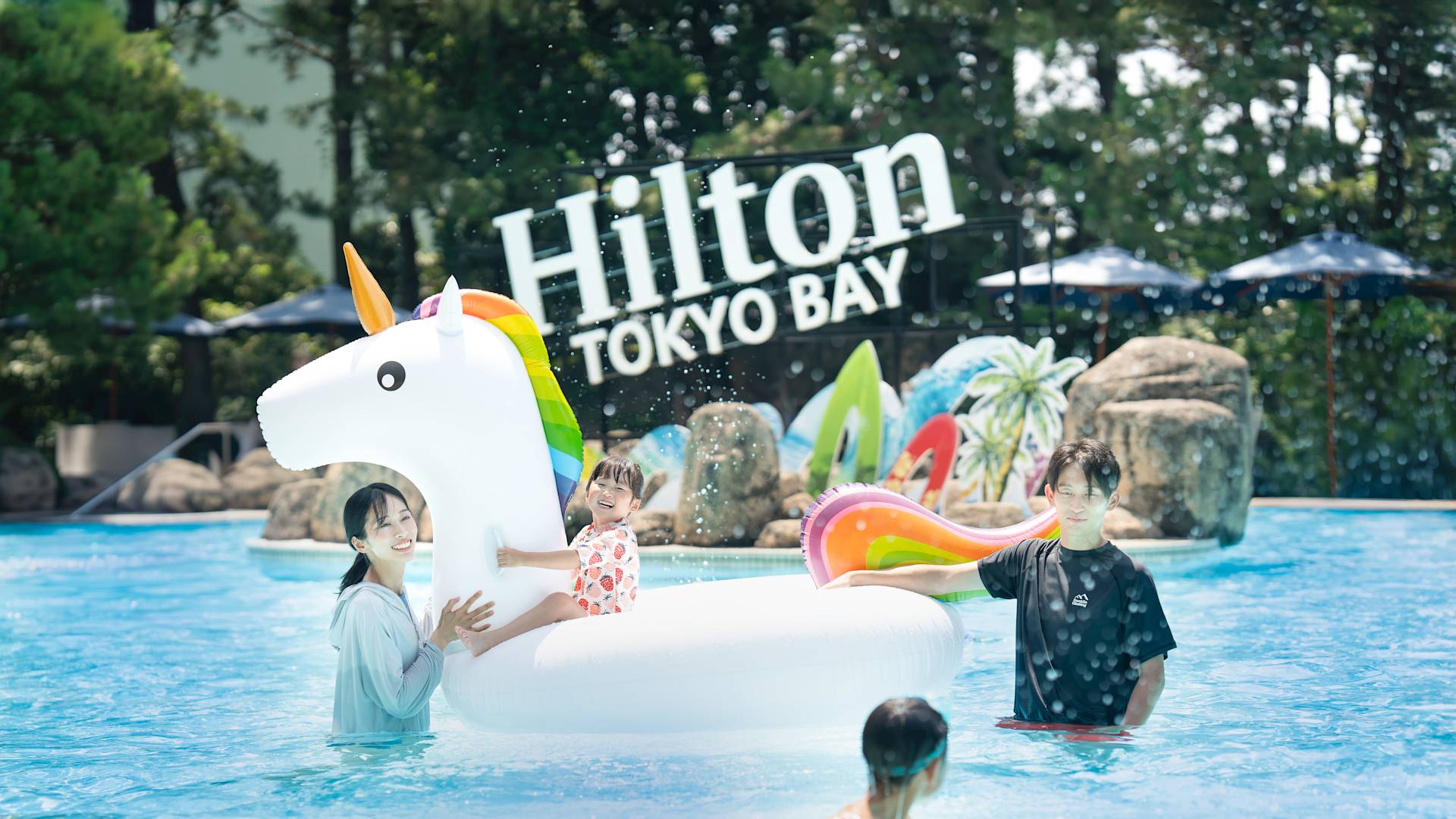 日間家庭泳池，配備獨角獸浮動裝置