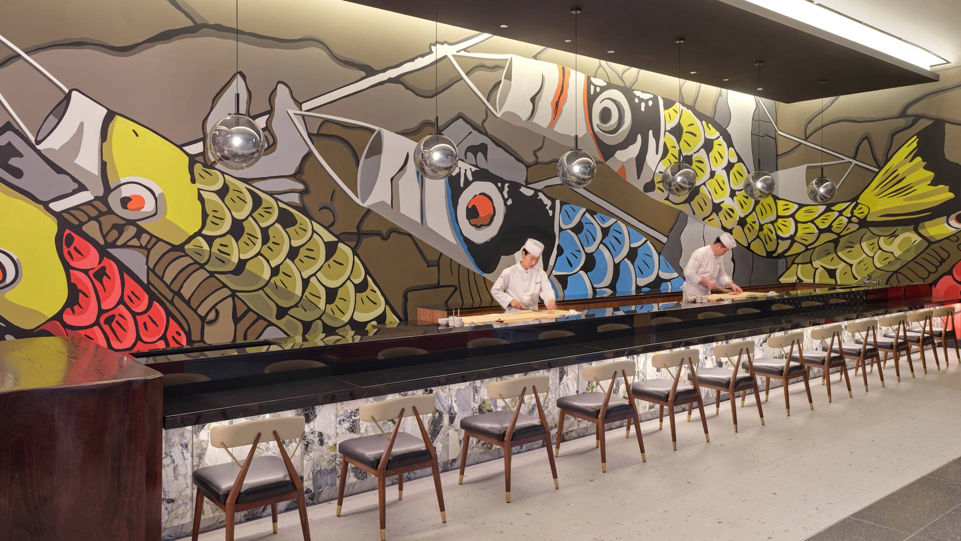 منطقة مطعم بها طهاة يعملون على منضدة وصف من المقاعد