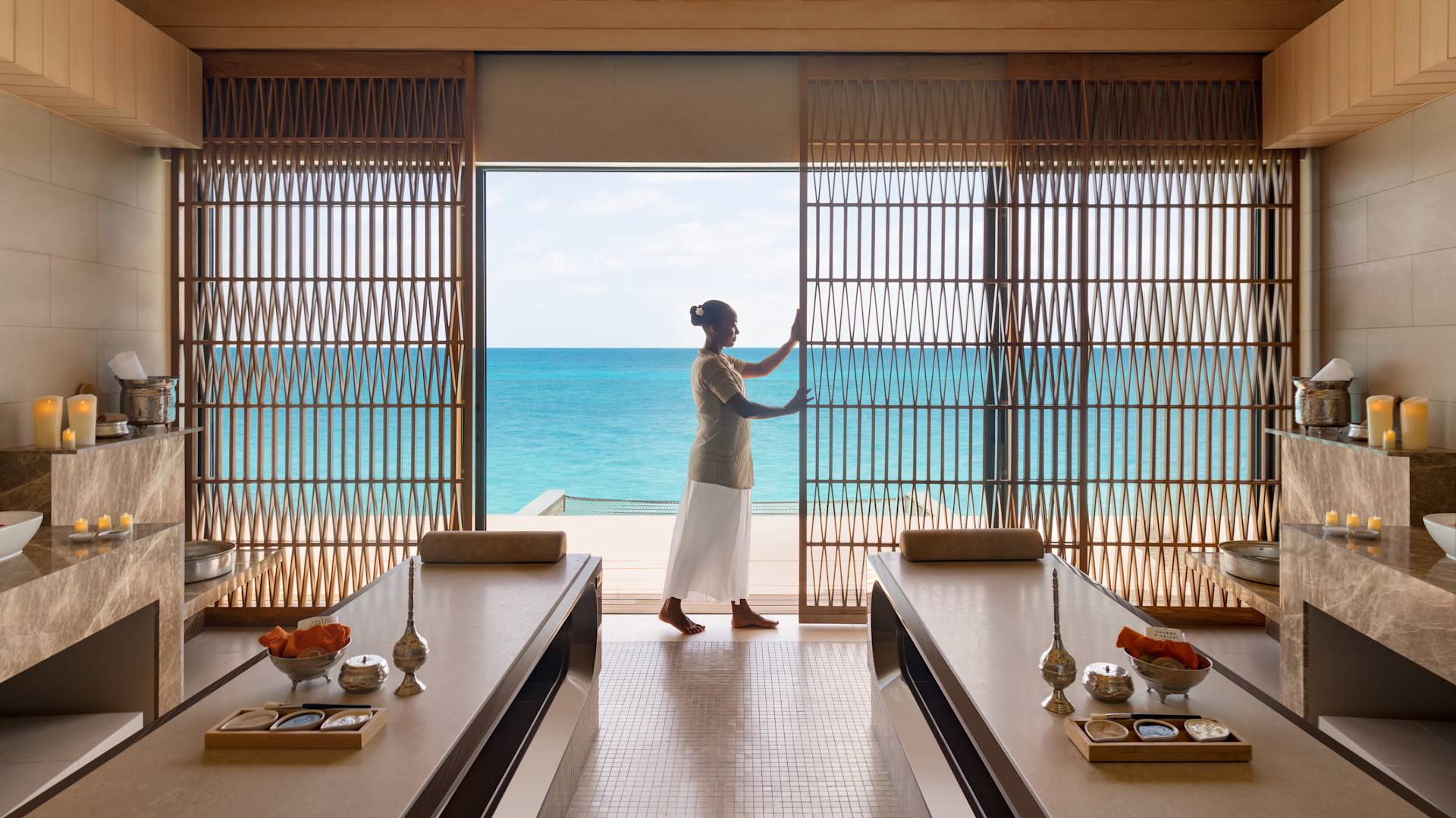 Amingiri Spa mit Personal, das die Tür öffnet