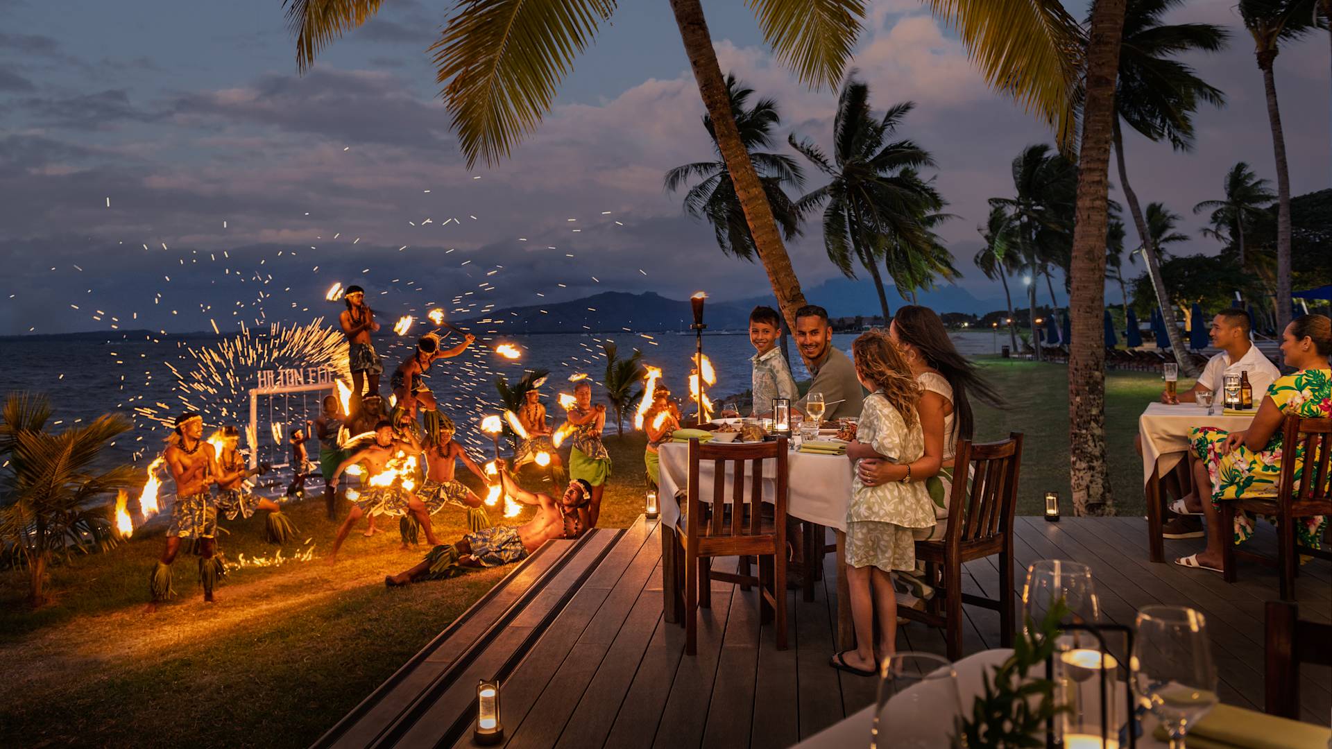 Speisen und Feuerwerk im Nuku nach Sonnenuntergang.