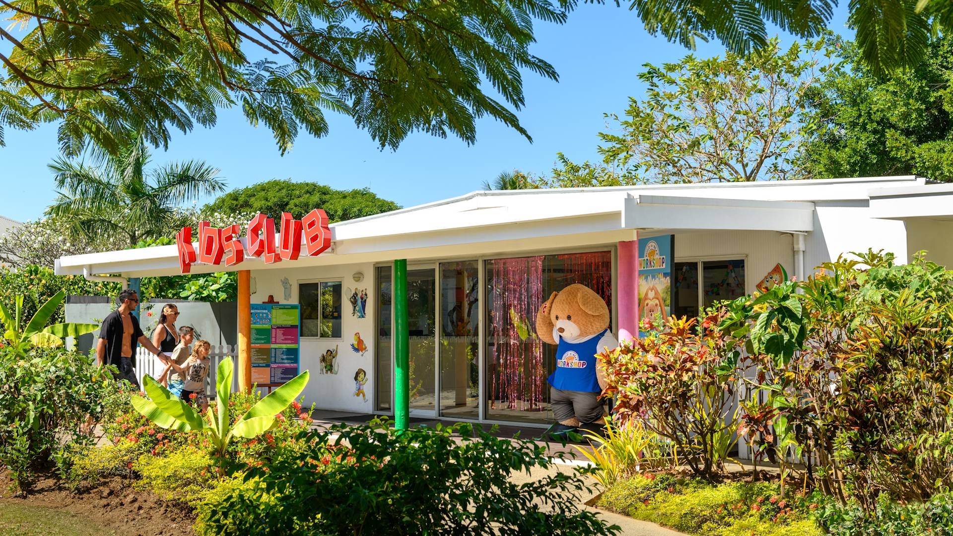 Rodina vstupující do dětského klubu.