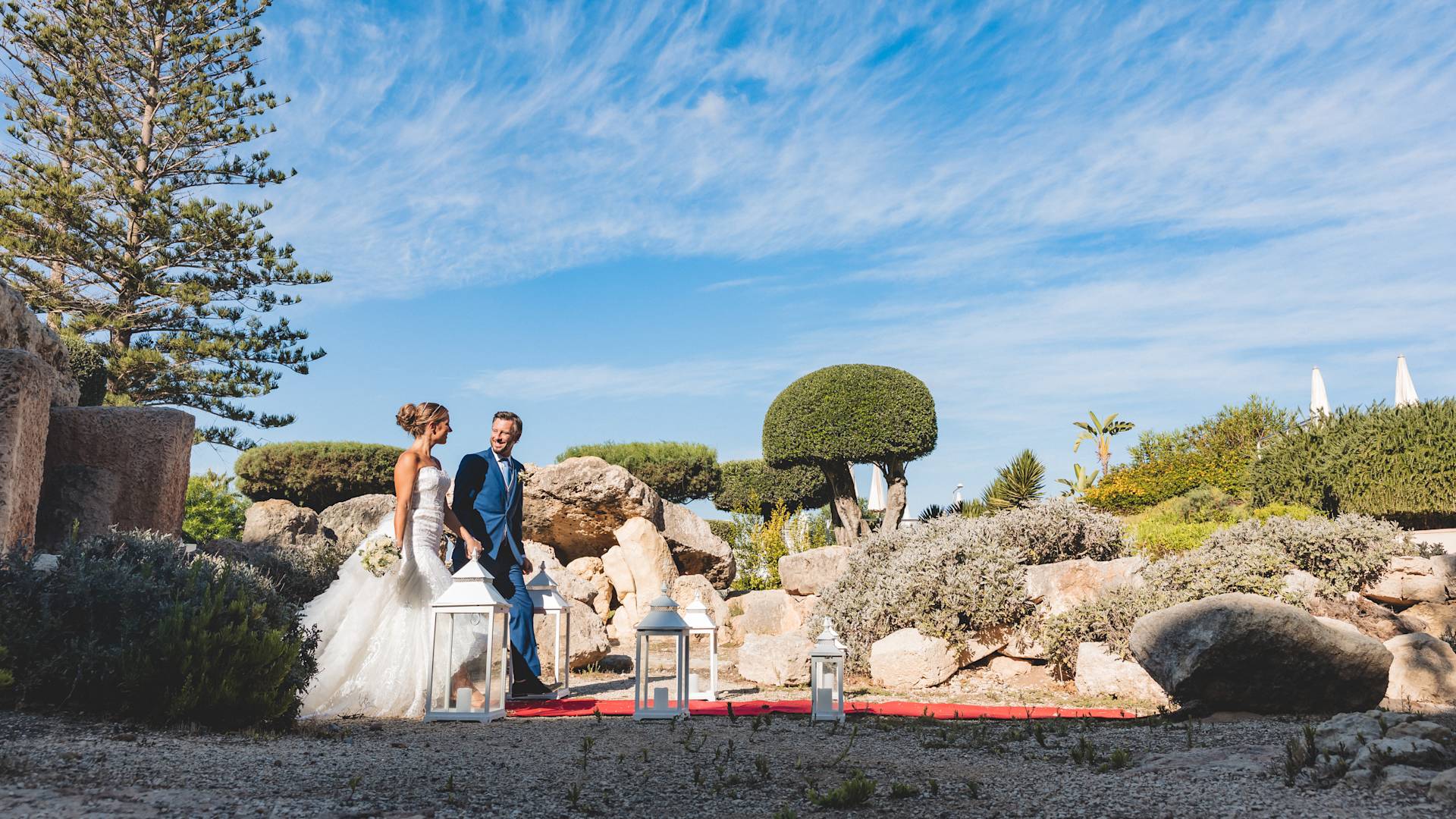 Mireasă și mire mergând afară împreună într-o zi însorită