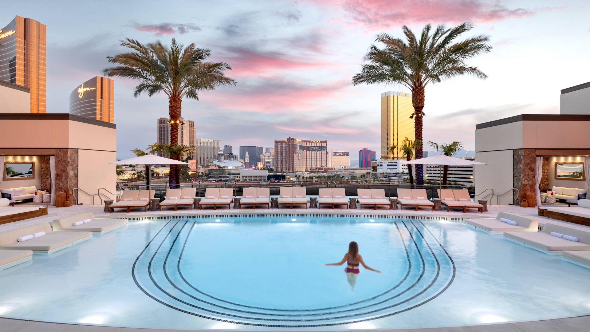 piscine extérieure au crépuscule