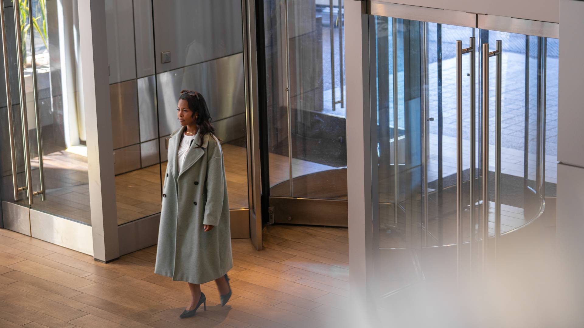 Une femme marchant dans le hall