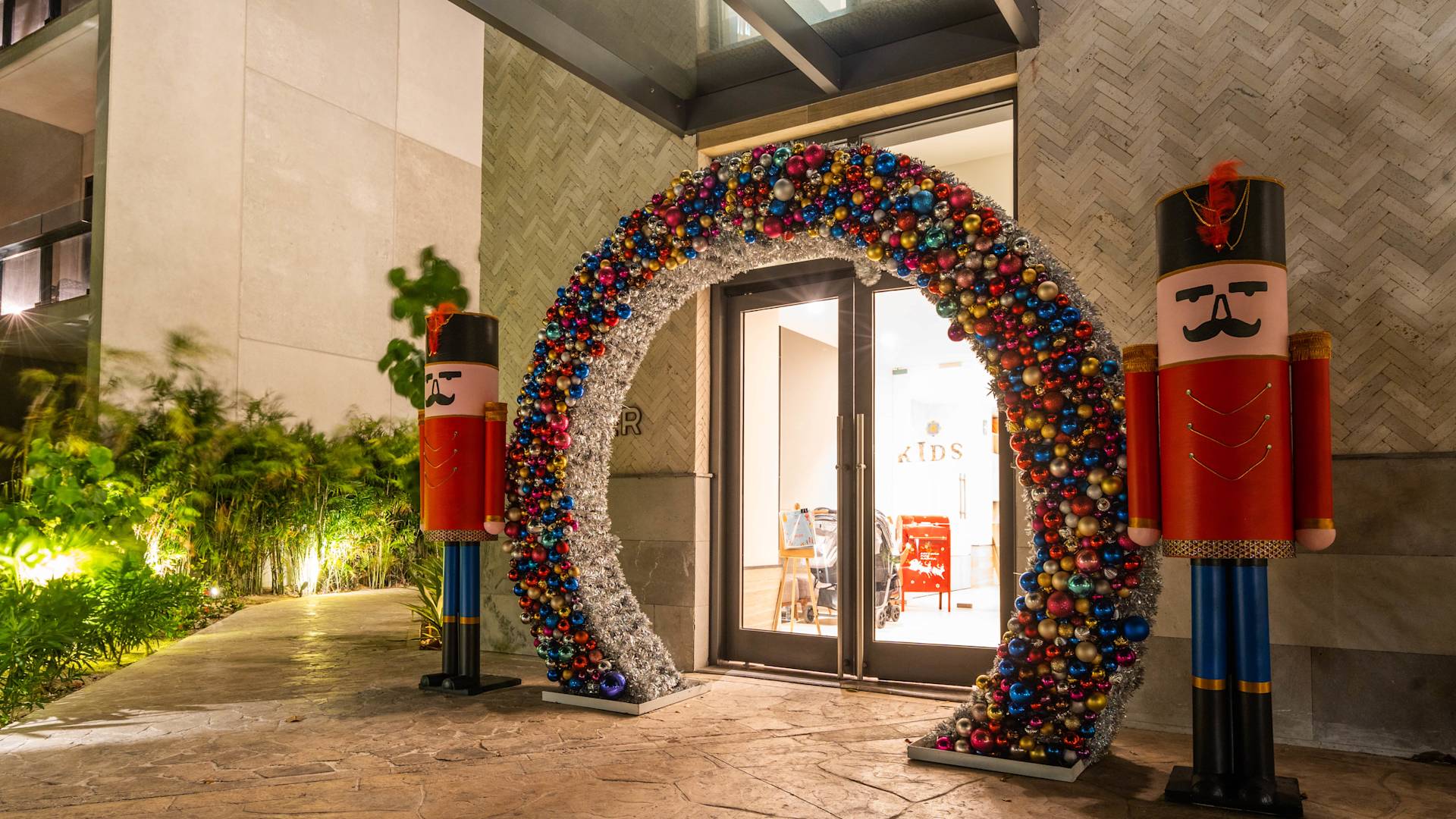 Otel girişinde Noel dekorasyonunun her iki yanında duran yenilgiler