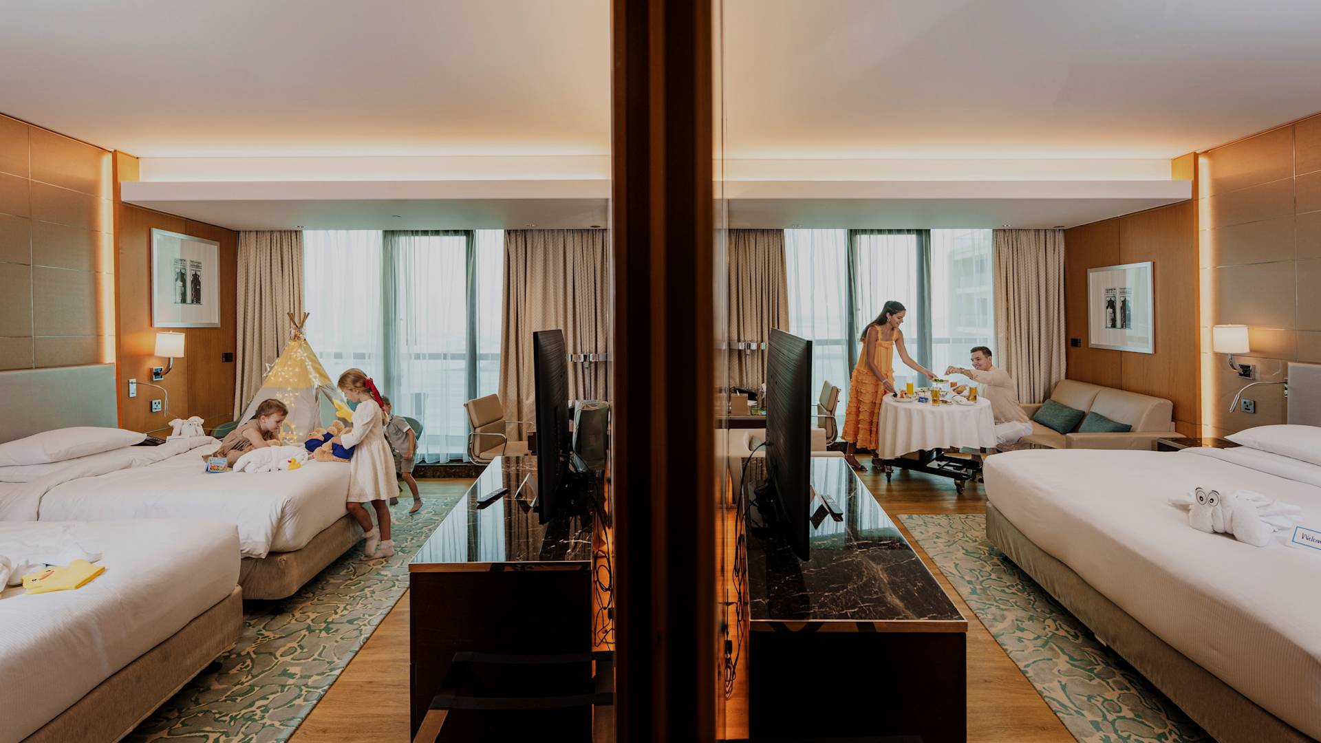 Photo d'une chambre familiale séparée avec enfants dans la chambre à gauche et parents dans la chambre à droite