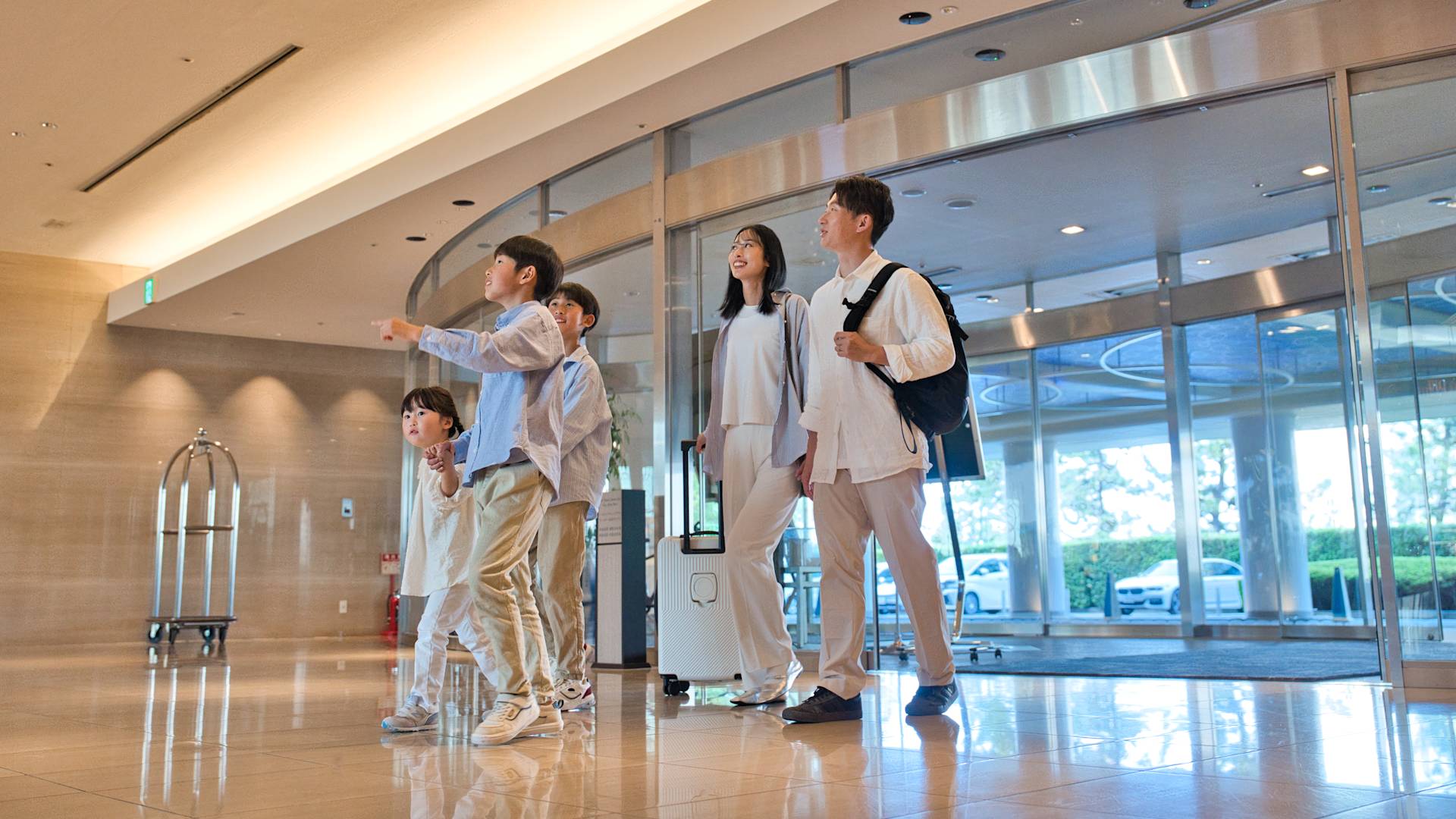 ホテルに入る家族