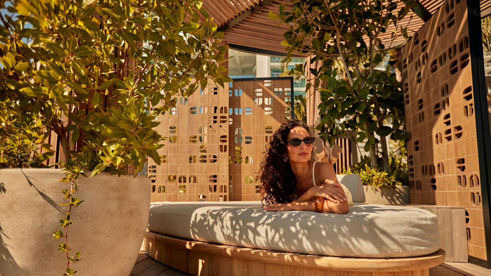 Femeie care se rătăcește pe o piscină Cabana