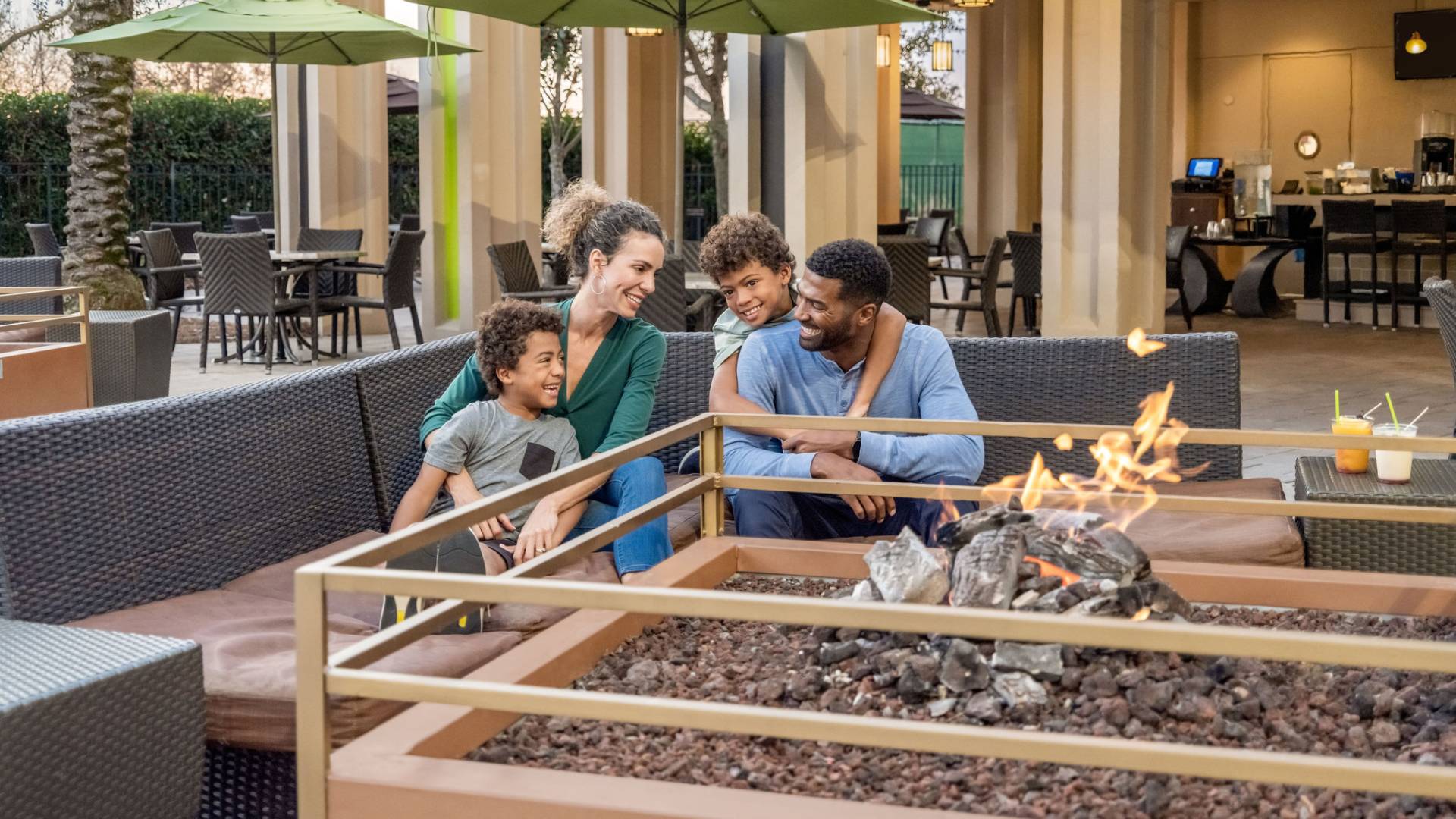 uma família no Beech Restaurant Terrace com um fogo de artifício