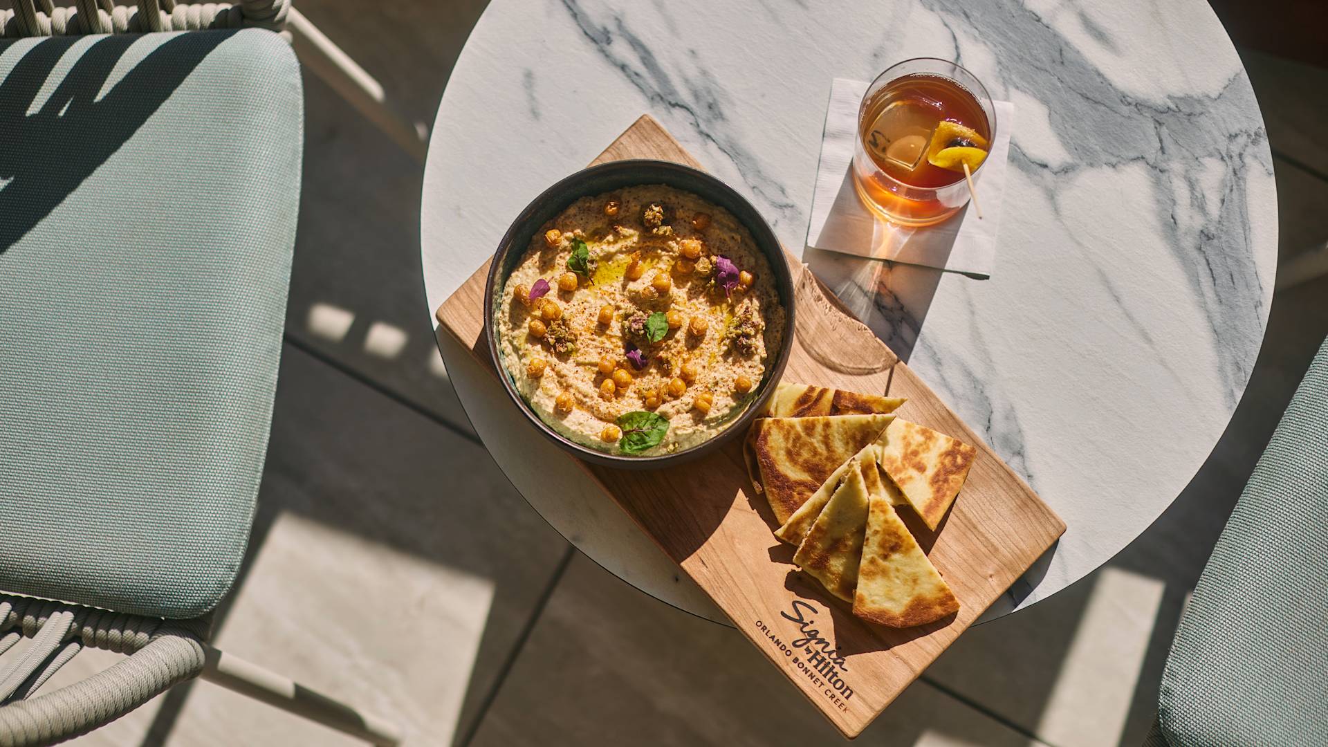 Vista aérea da comida sobre a mesa, com bebida