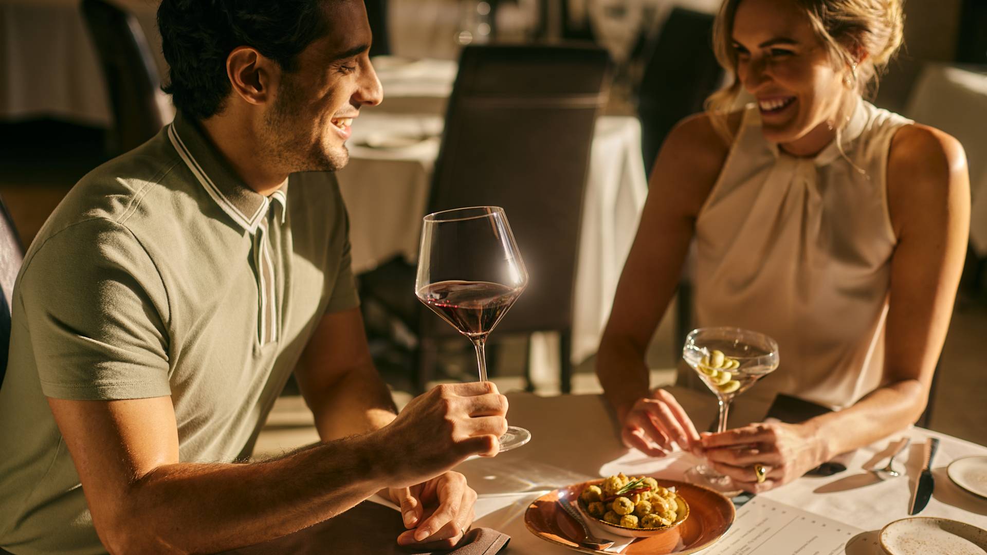 Couple savourant une boisson et un repas à table