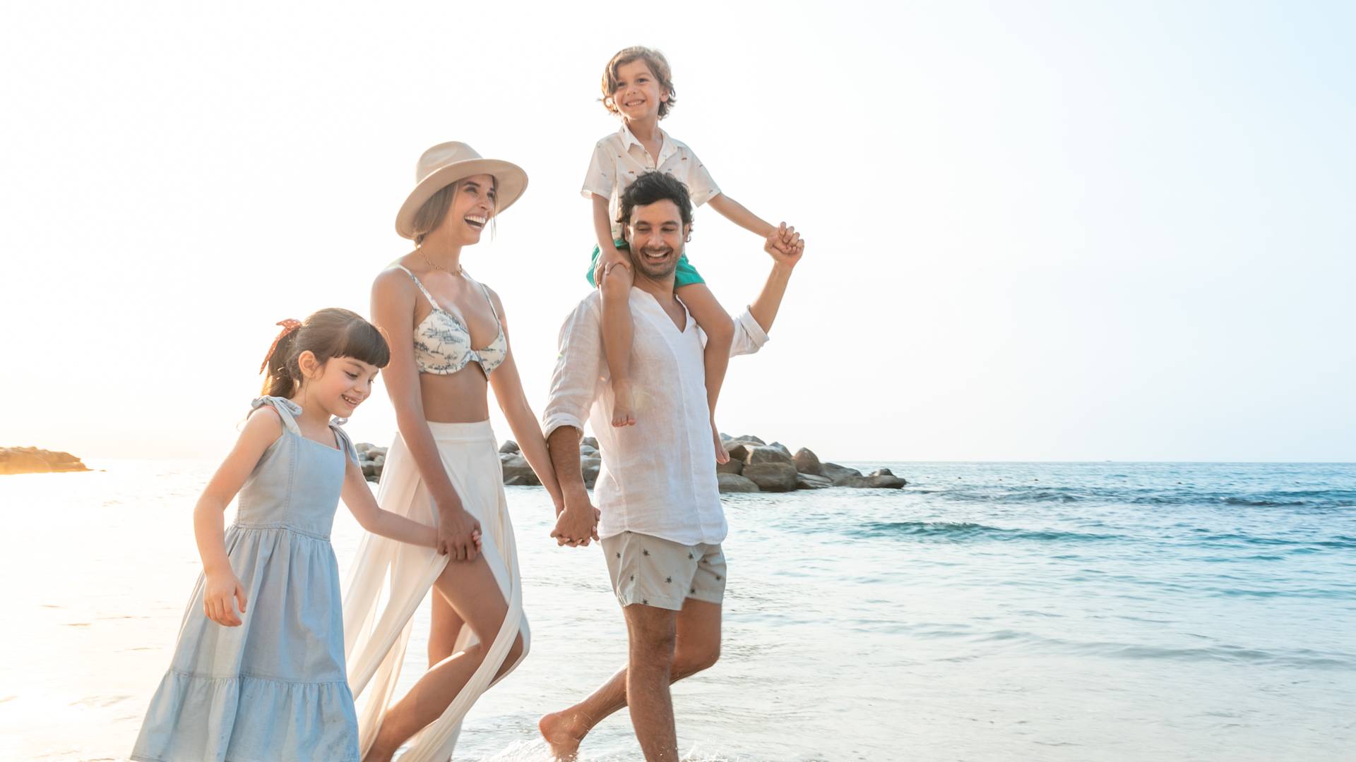 Famille marchant sur la plage