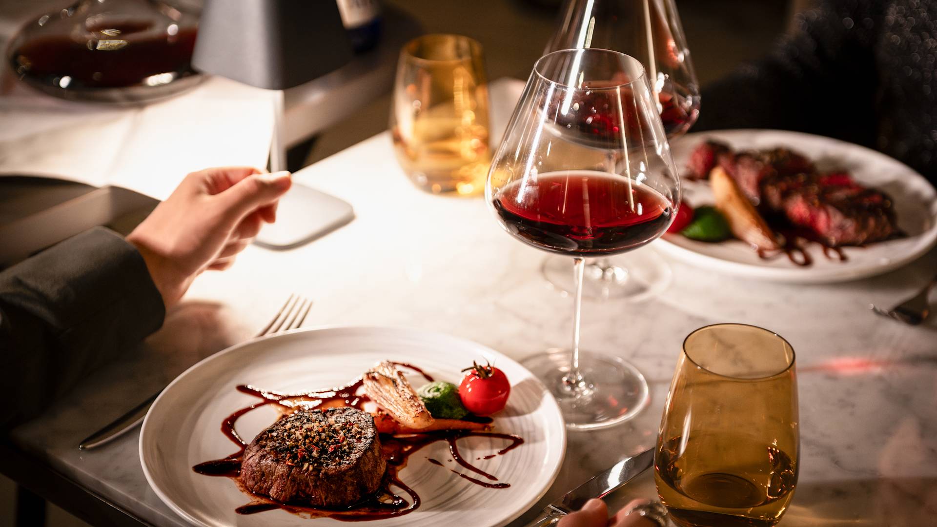 Eine Frau, die in einem Restaurant isst