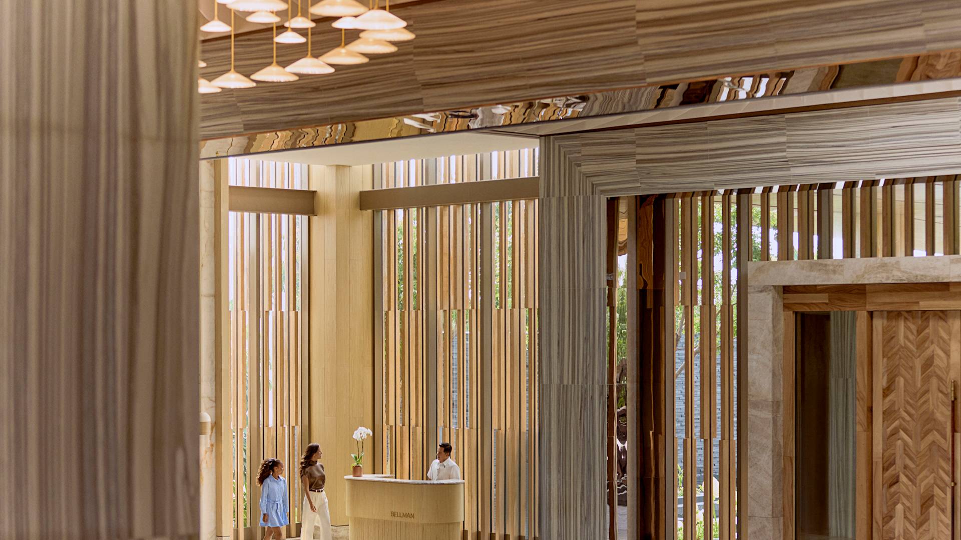 호텔 리셉션 데스크를 지나가는 엄마와 딸