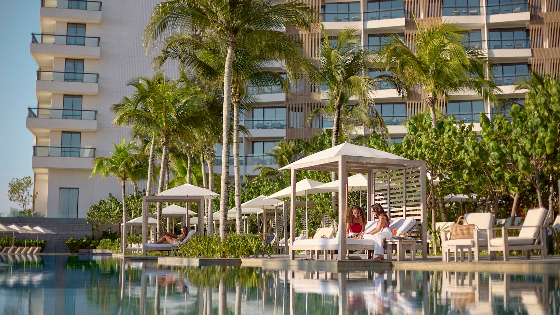 Fotografía de la fachada del hotel Waldorf con piscina