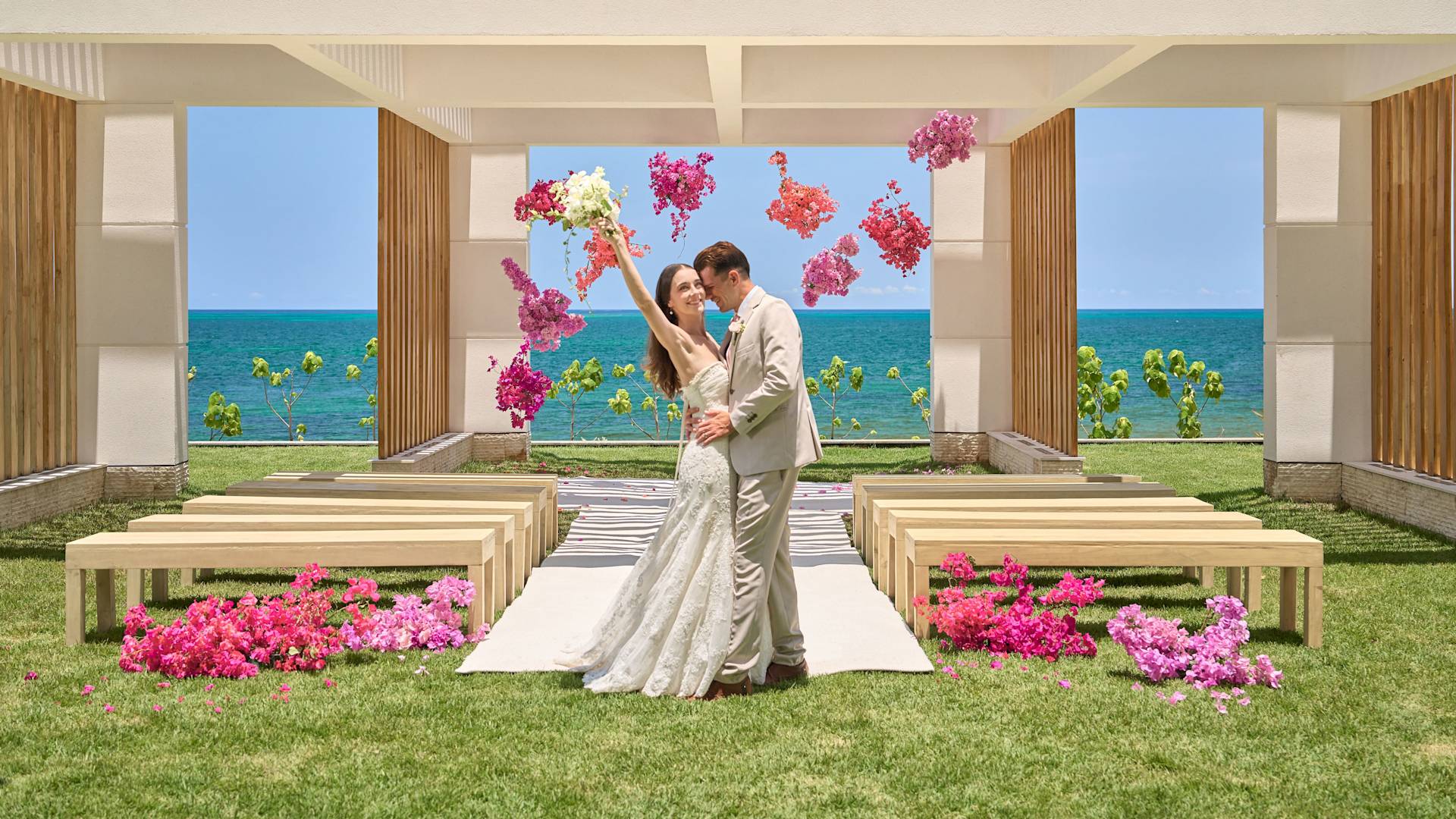 Casal comemorando seu casamento ao ar livre, no Pavilhão de casamentos decorado com flores