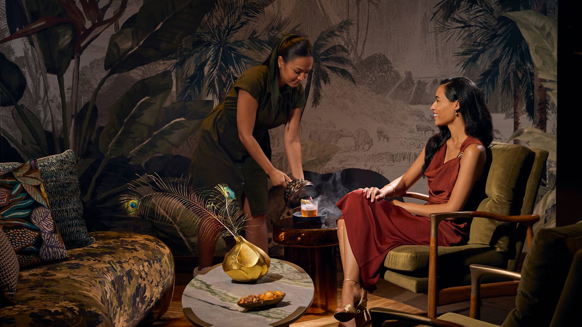 Une femme assise dans le coin restaurant pendant que le membre du personnel attend pour boire