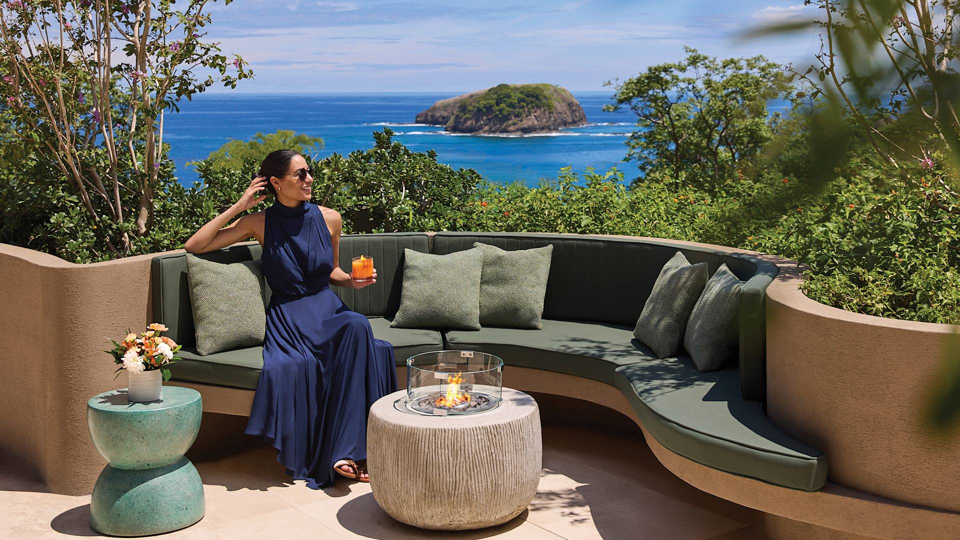 在設有火爐的室外休息區放鬆身心的女士