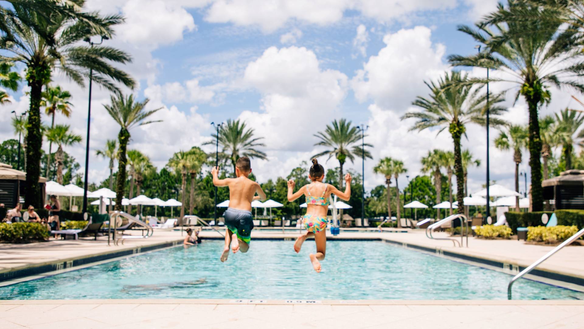 anak-anak melompat ke kolam renang luar ruangan