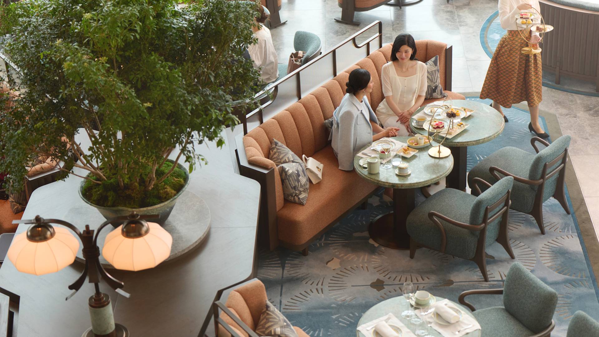 「Peacock Alley」で食事をする2人の女性。