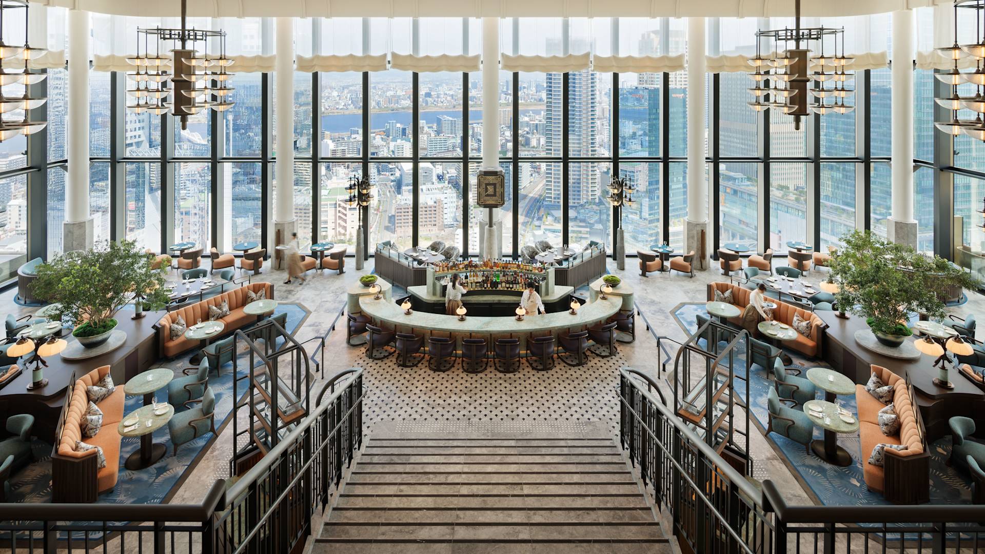 ピーコック・アレー、バー＆ラウンジエリア、窓から市街の眺め