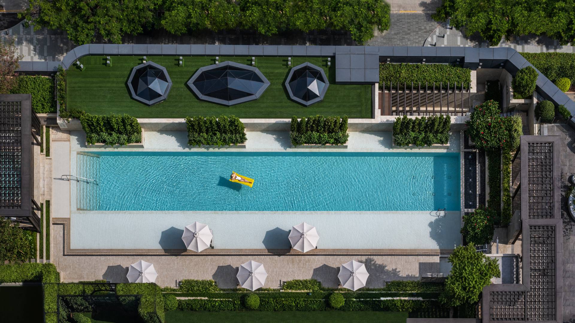 letecký výhled na venkovní bazén s hostem