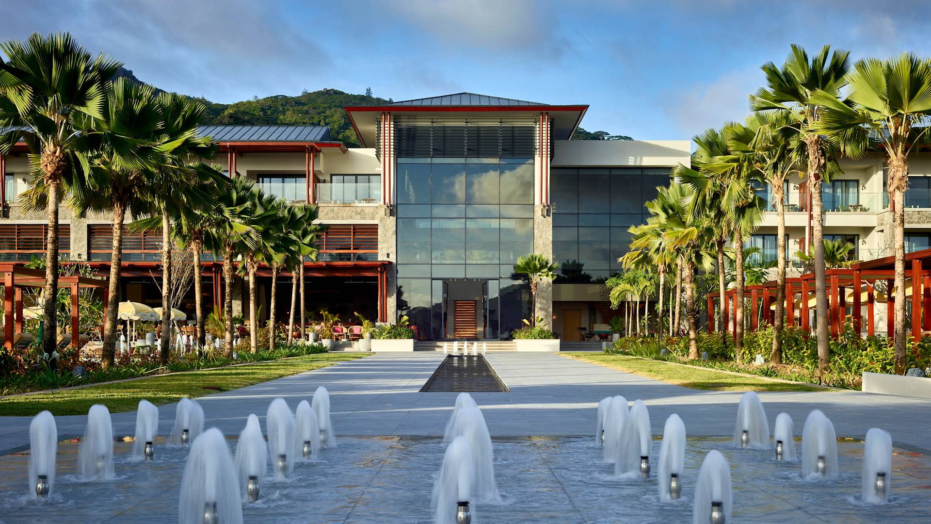 Außenansicht des Hotels mit Wasseranschluss