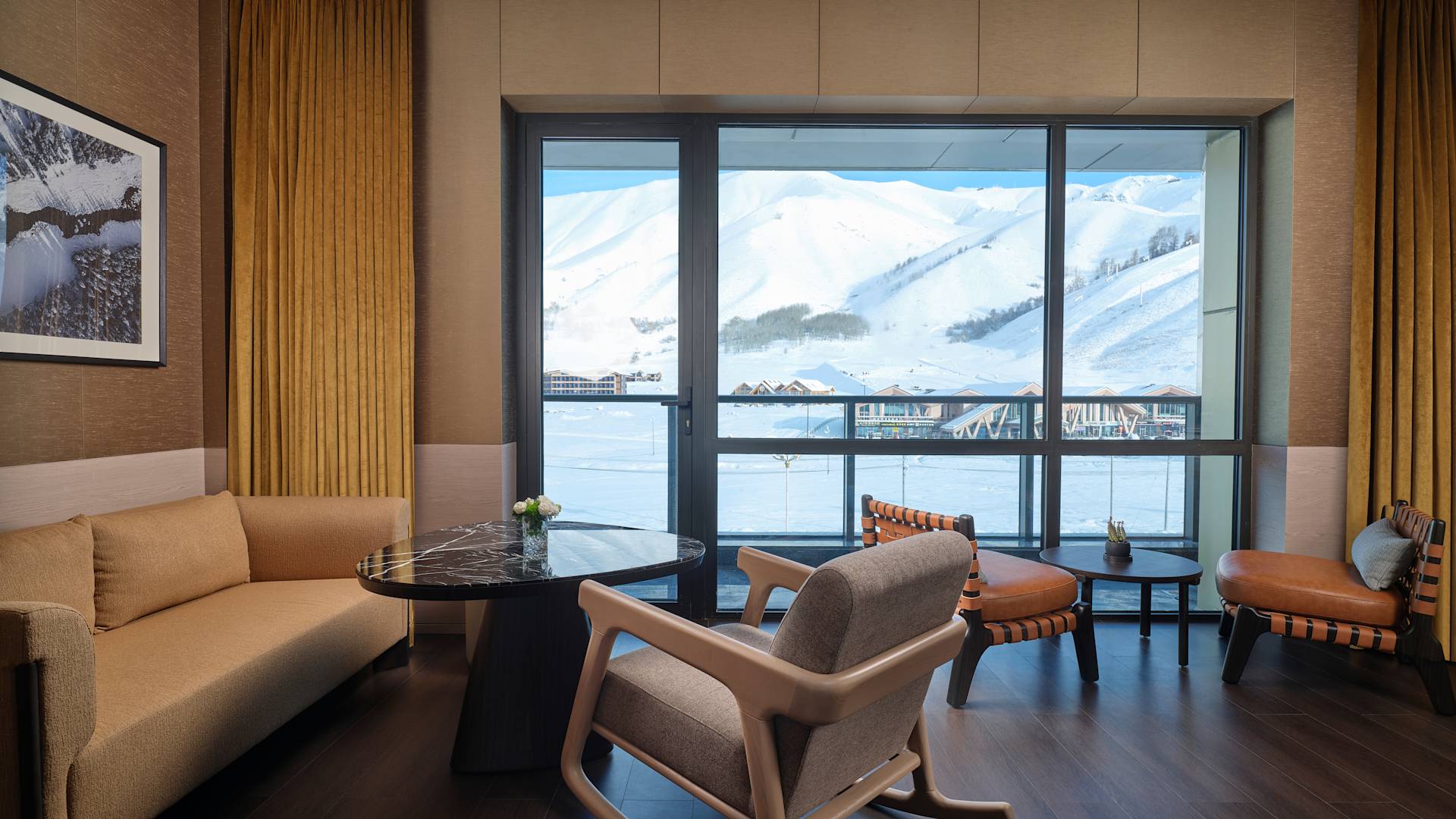 Salónek s pohodlnou židlí, stolem a houpací židlí