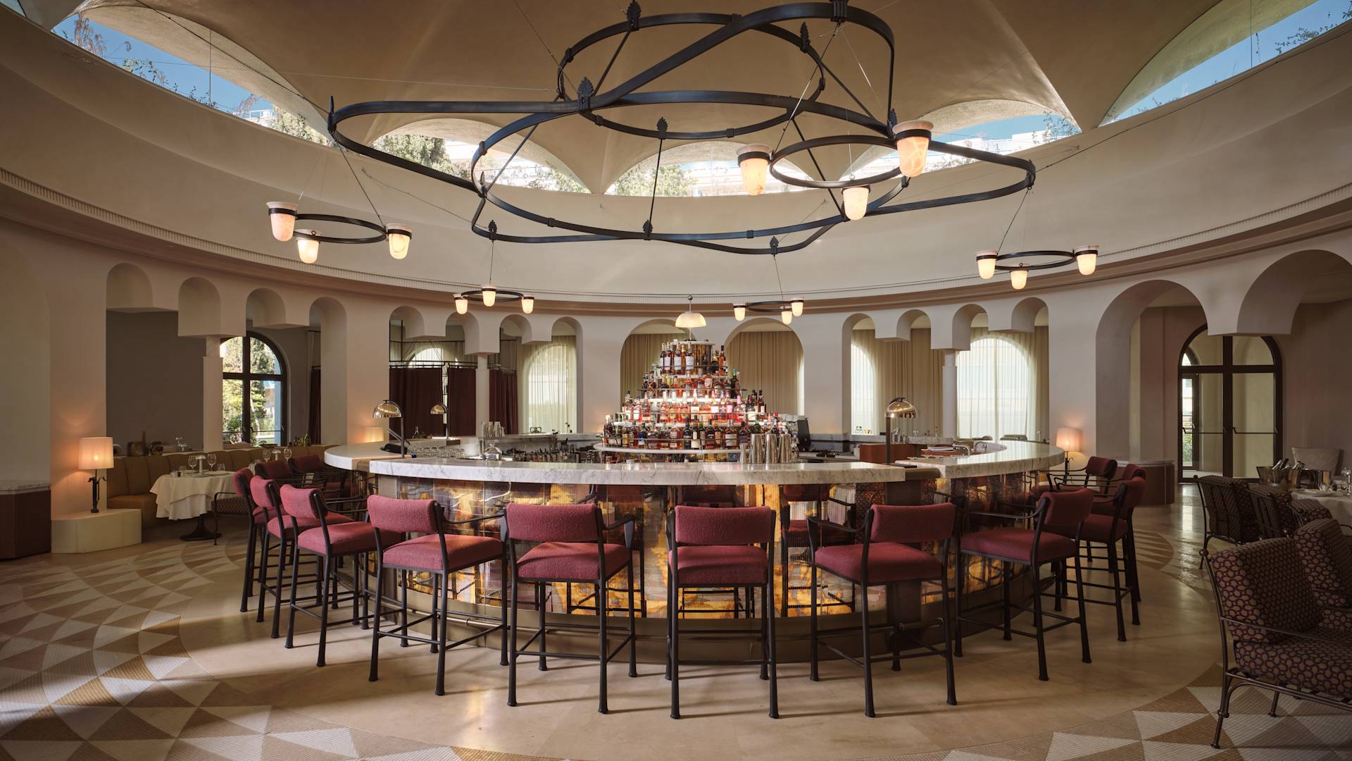 พื้นที่บาร์ Byzantino Grande Brasserie ล้อมรอบด้วยเก้าอี้ Burgundy ที่สะดวกสบาย
