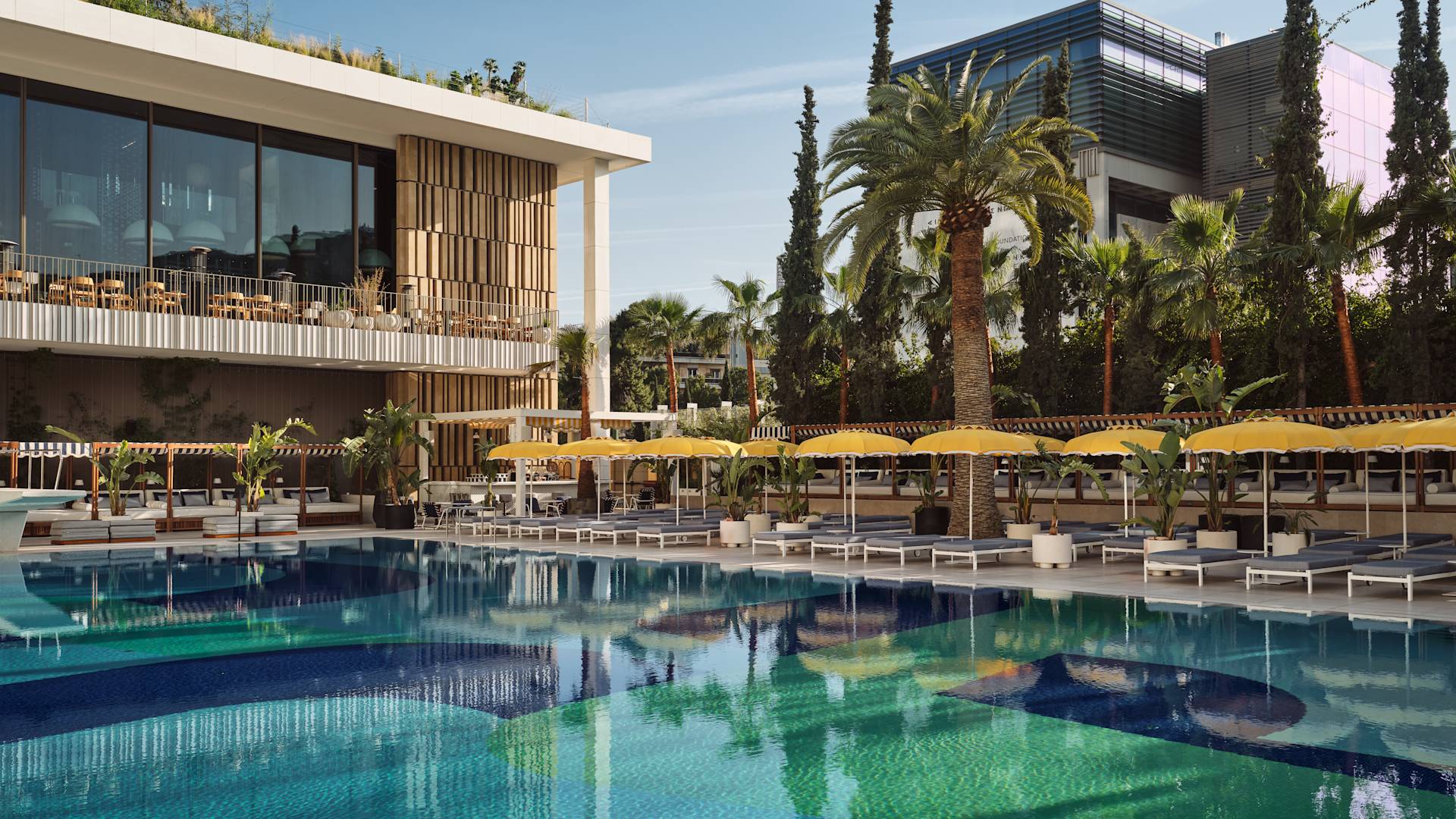 Conrad Athens Şemsiyeler altında Lounge Sandalyeler bulunan Ilisian Hotel Dış Görünümü ve Açık Havuz Alanı