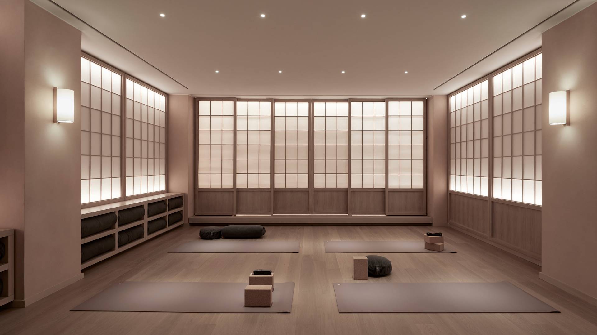 academia de ginástica, sala de yoga com tapetes e blocos