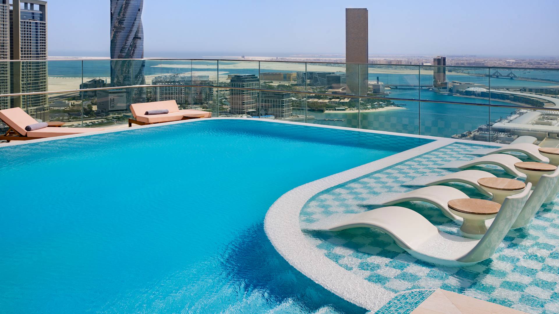 Dachpool, Liegestühle, Blick auf die Stadt und das Wasser