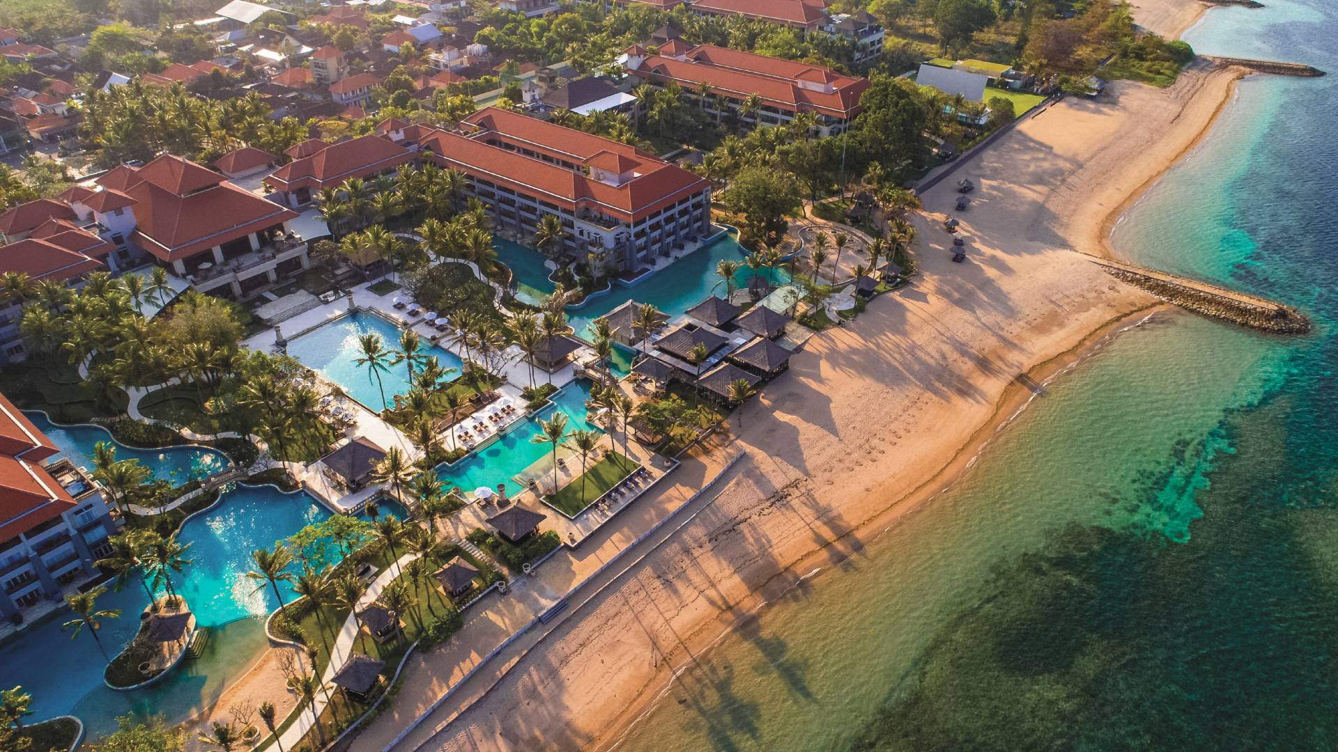 Eksterio hotel dengan kolam renang dan pantai