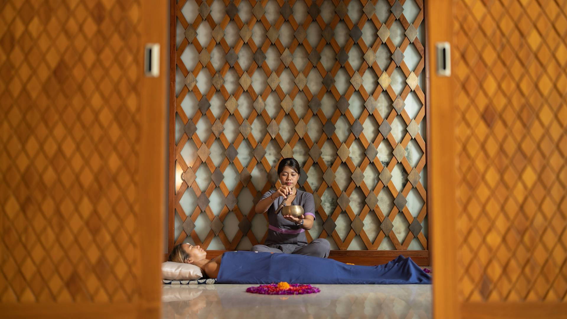 Donna che si gode un trattamento presso la spa dell'hotel