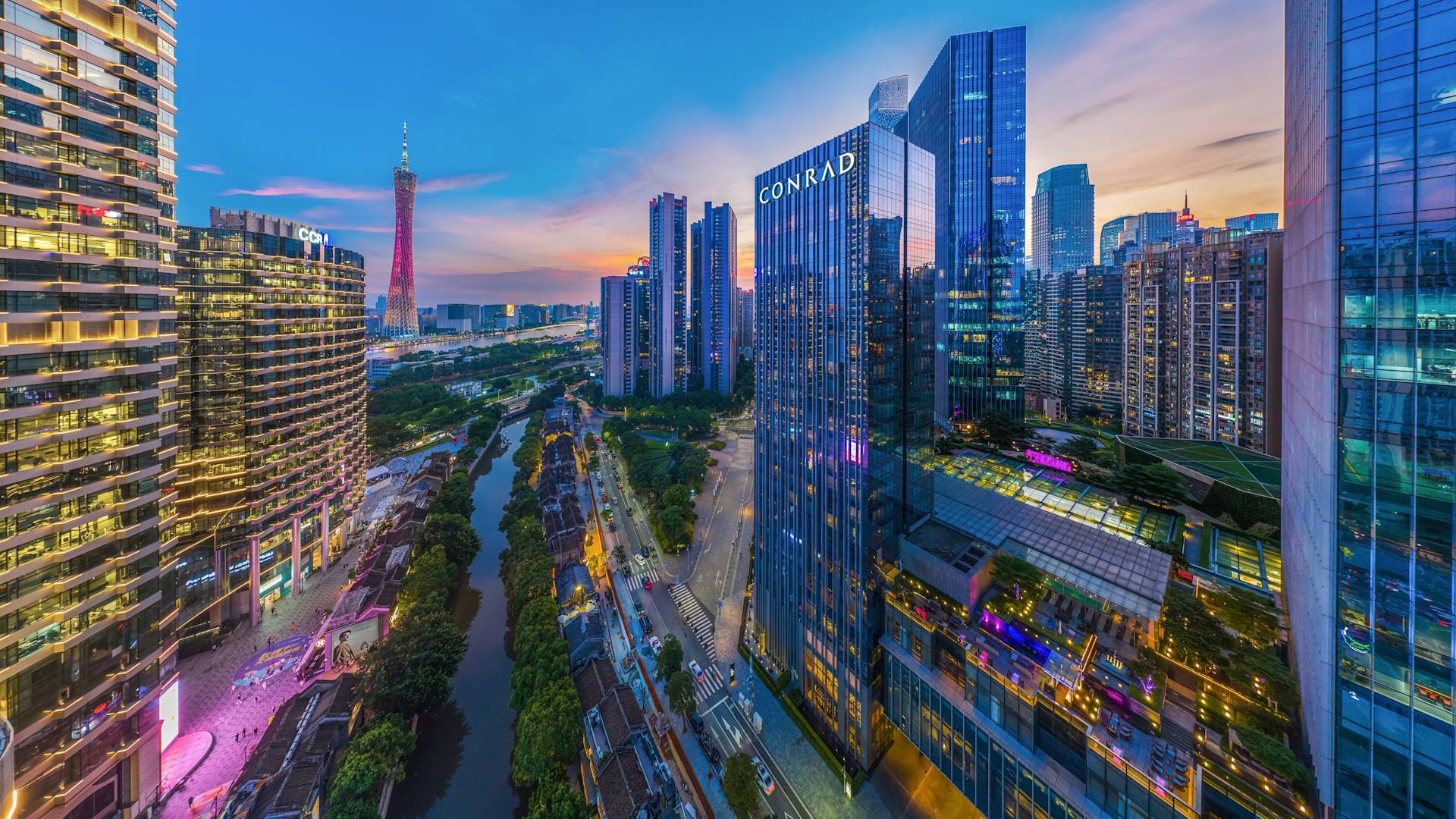 ภาพมุมสูงด้านนอกโรงแรมยามพลบค่ํา