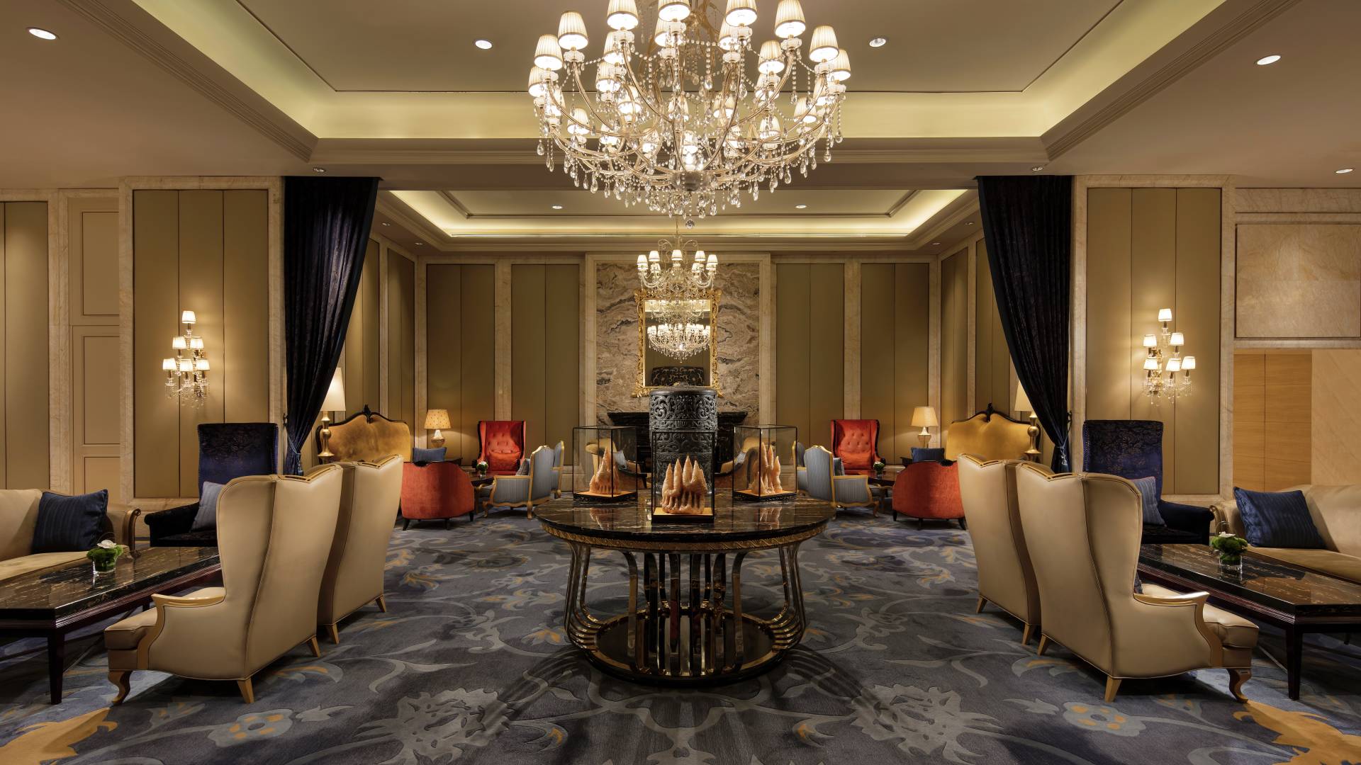 Barbereich mit komfortablen Sitzgelegenheiten und Kronleuchter