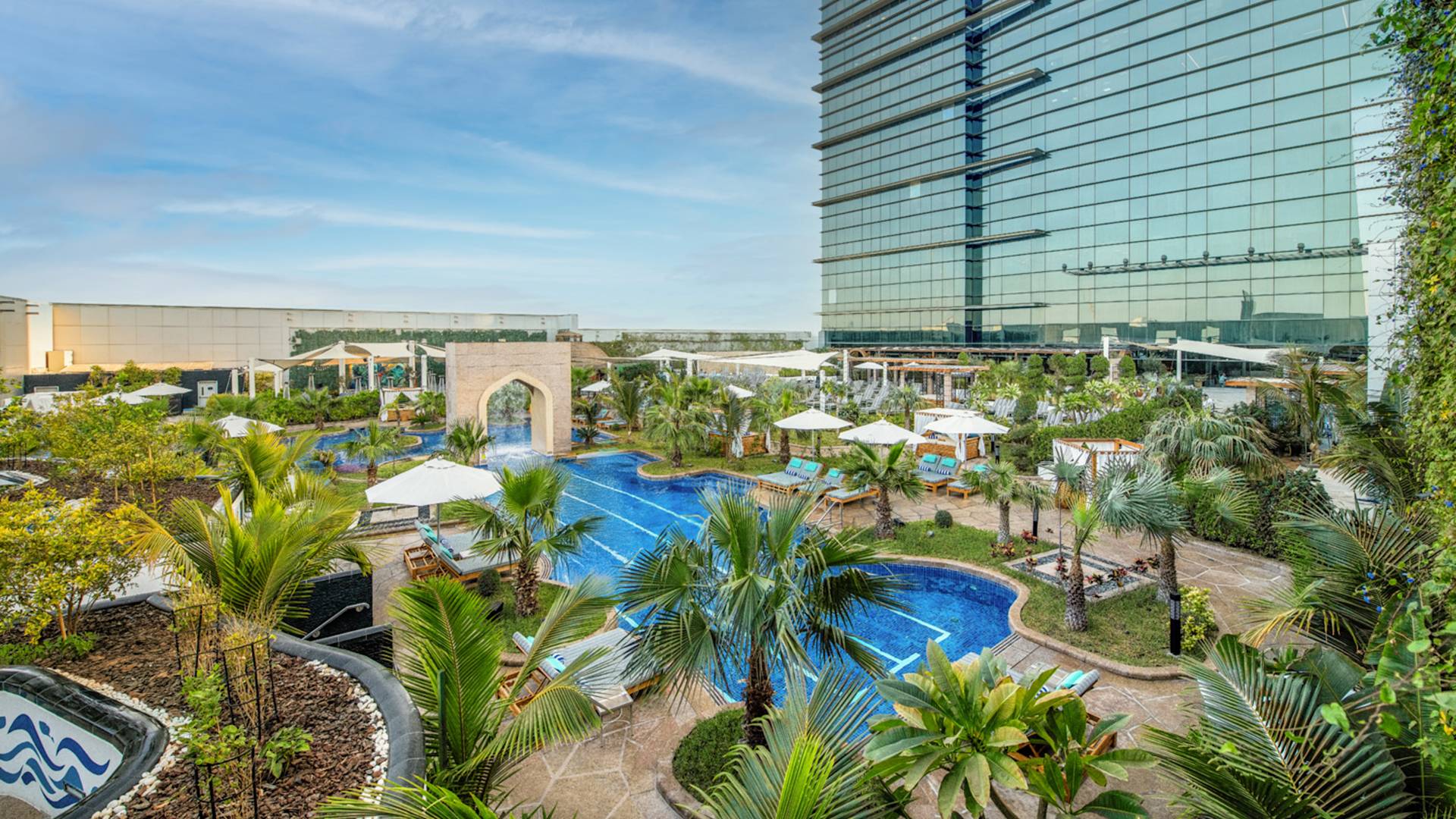 Piscină exterioară cu copaci de palmier
