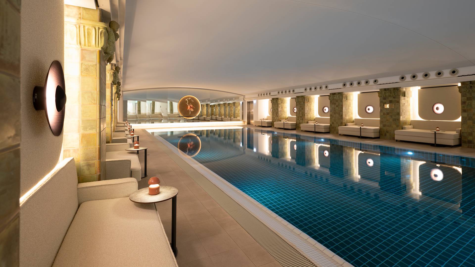 Área de la piscina bajo techo en el spa
