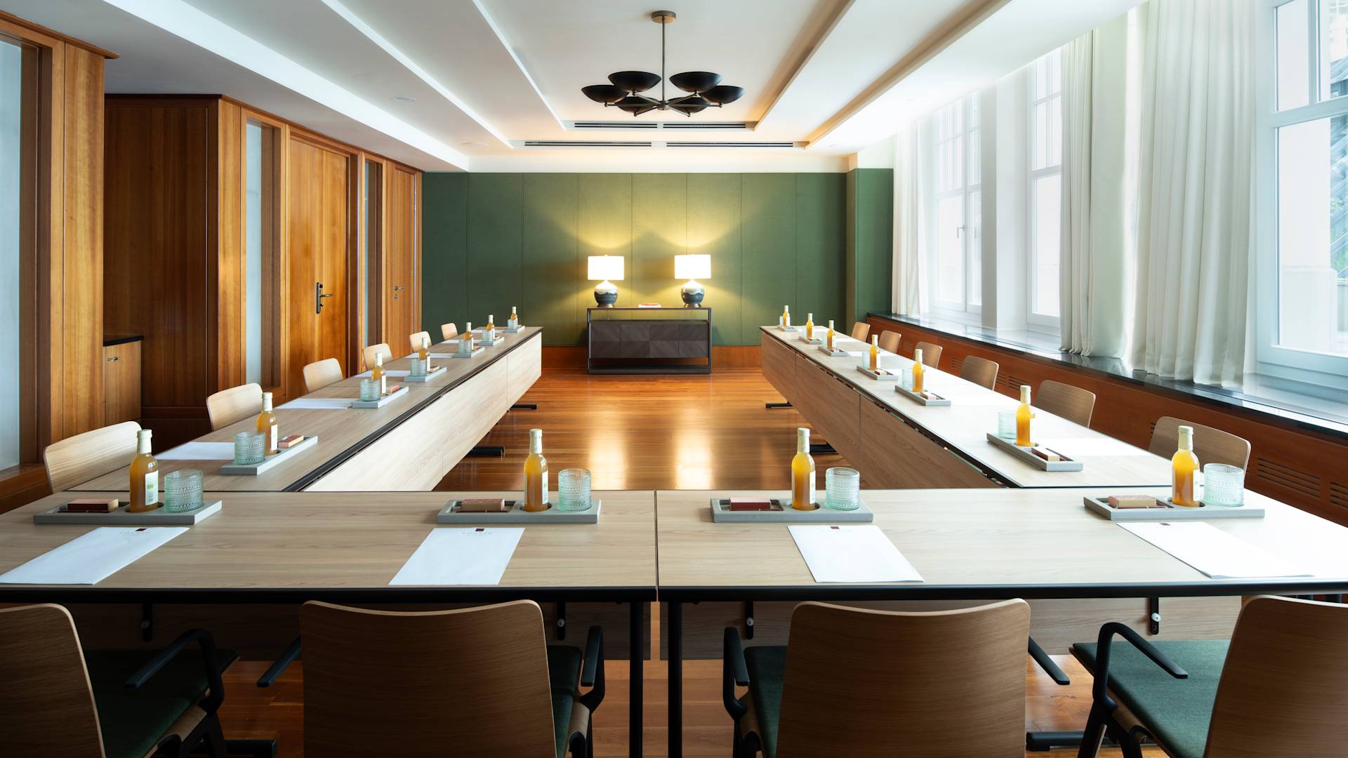 Konferenční místnost 5, stůl u s nápoji