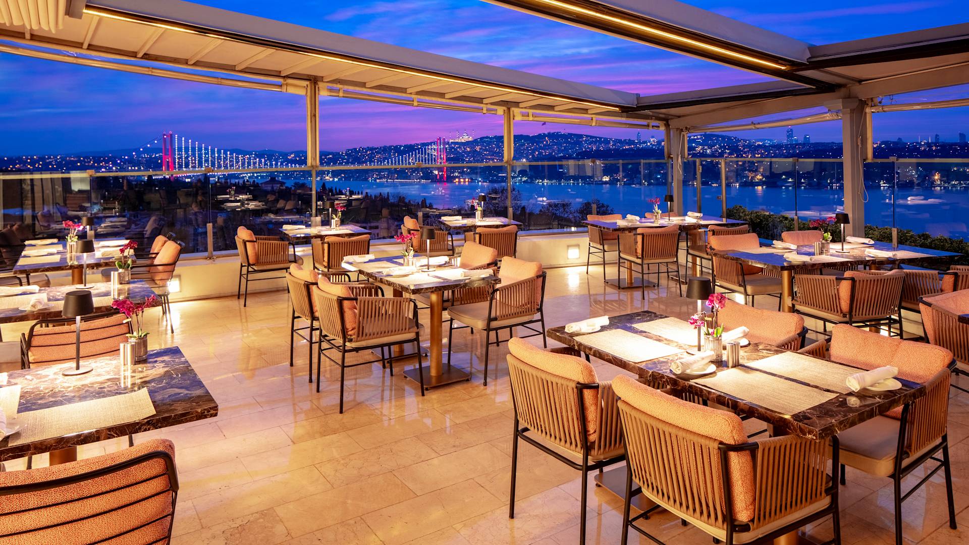 Boğaziçi’nin Panoramik Manzaralarıyla Summit Bar & Terrace