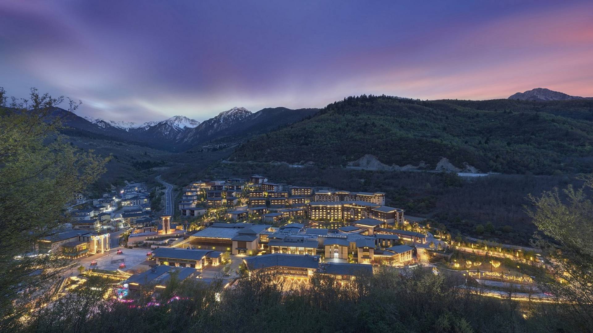 Fachada del hotel de noche