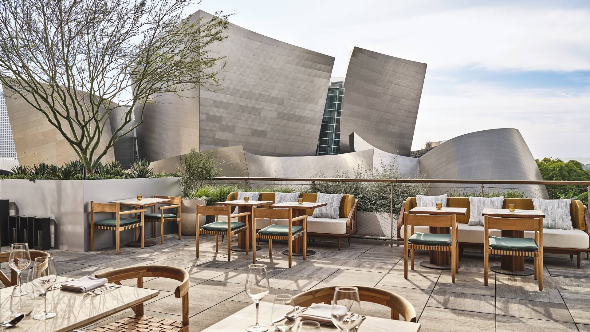 Área de estar externa com mesas e cadeiras