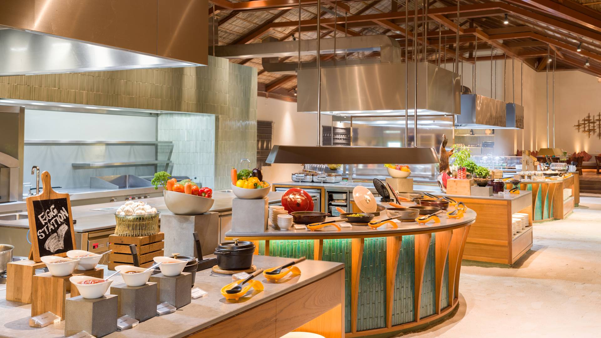 Espace buffet du marché du restaurant proposant des plats frais