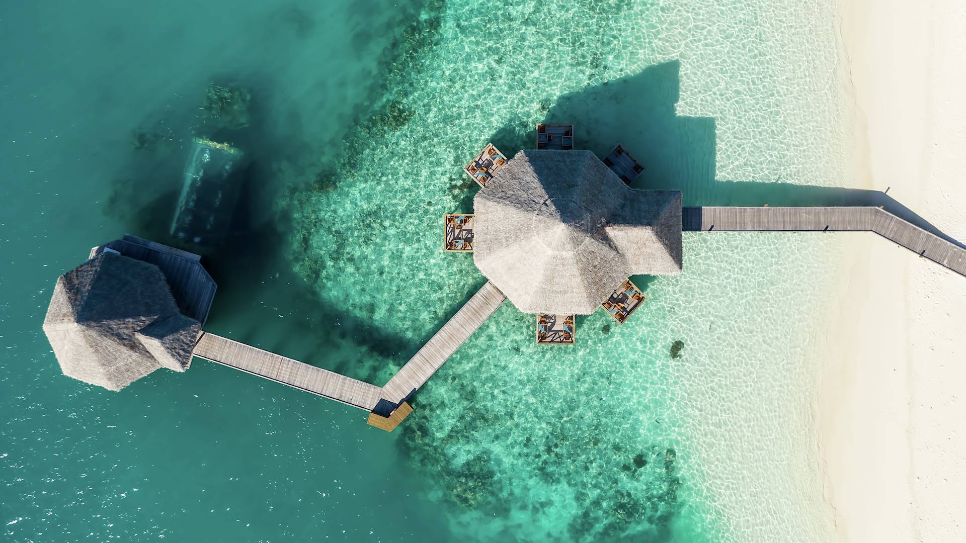 レストラン「イター・アンダーシー」と「サンセット・グリル」の上空からの眺め