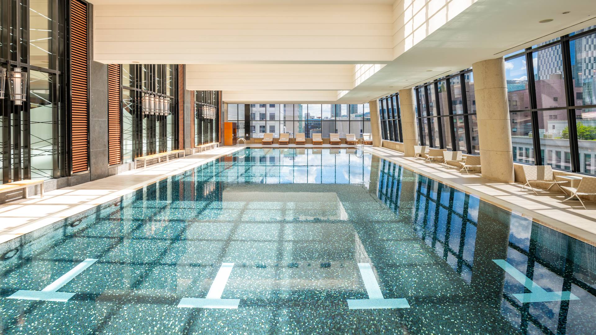 Piscină interioară cu ferestre mari și zonă de zi