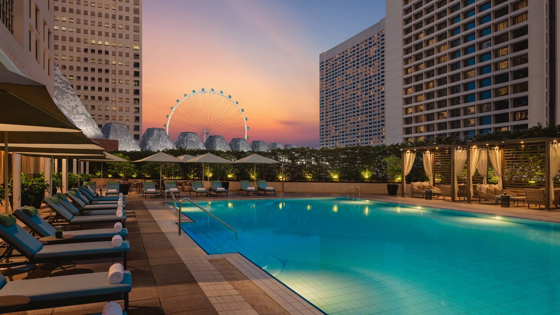 Pool Twilight Night dengan latar belakang Ferris wheel