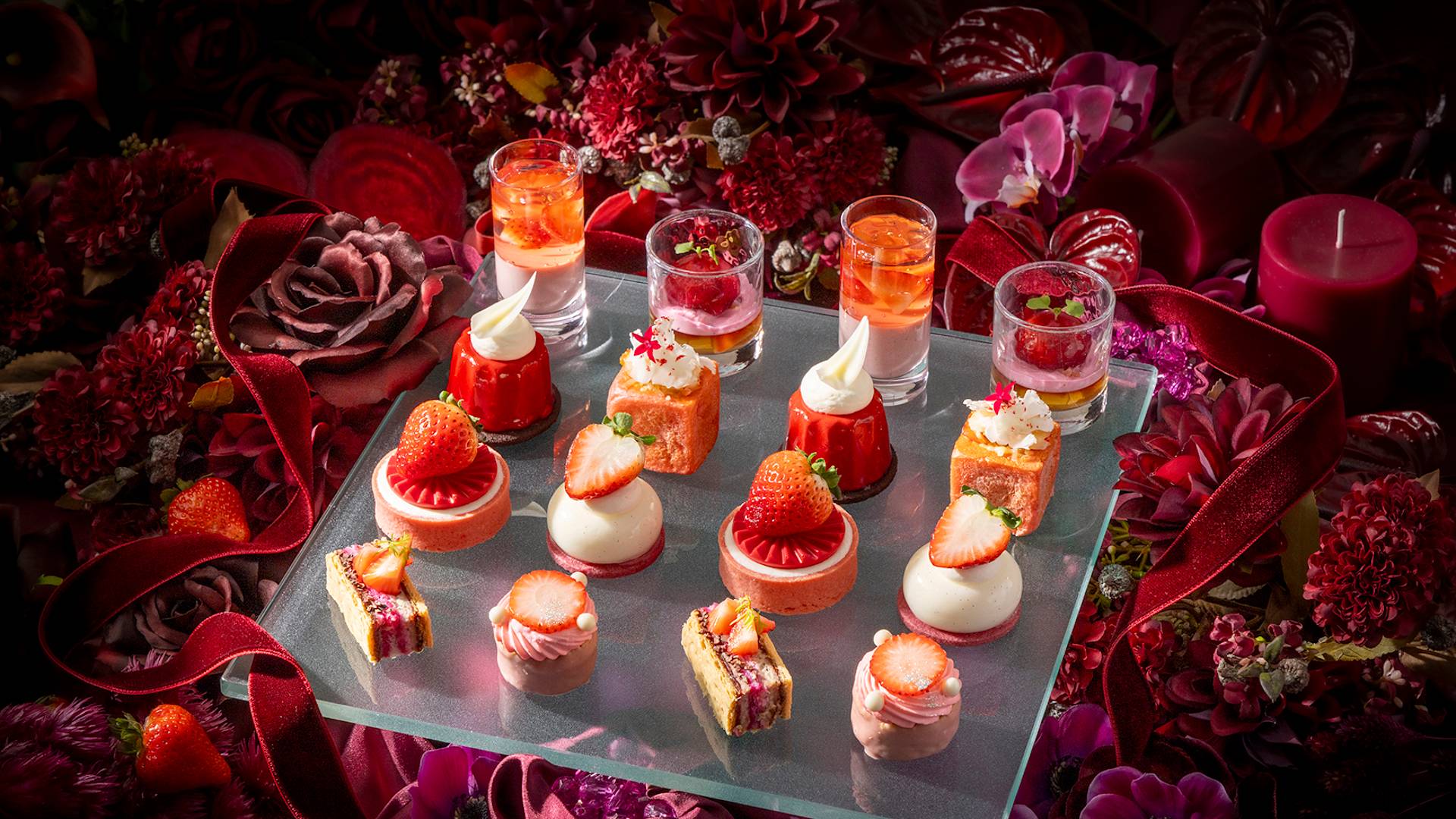Erdbeer-Tee-Vorspeisenplatte, Gläser Champagner, Blumen