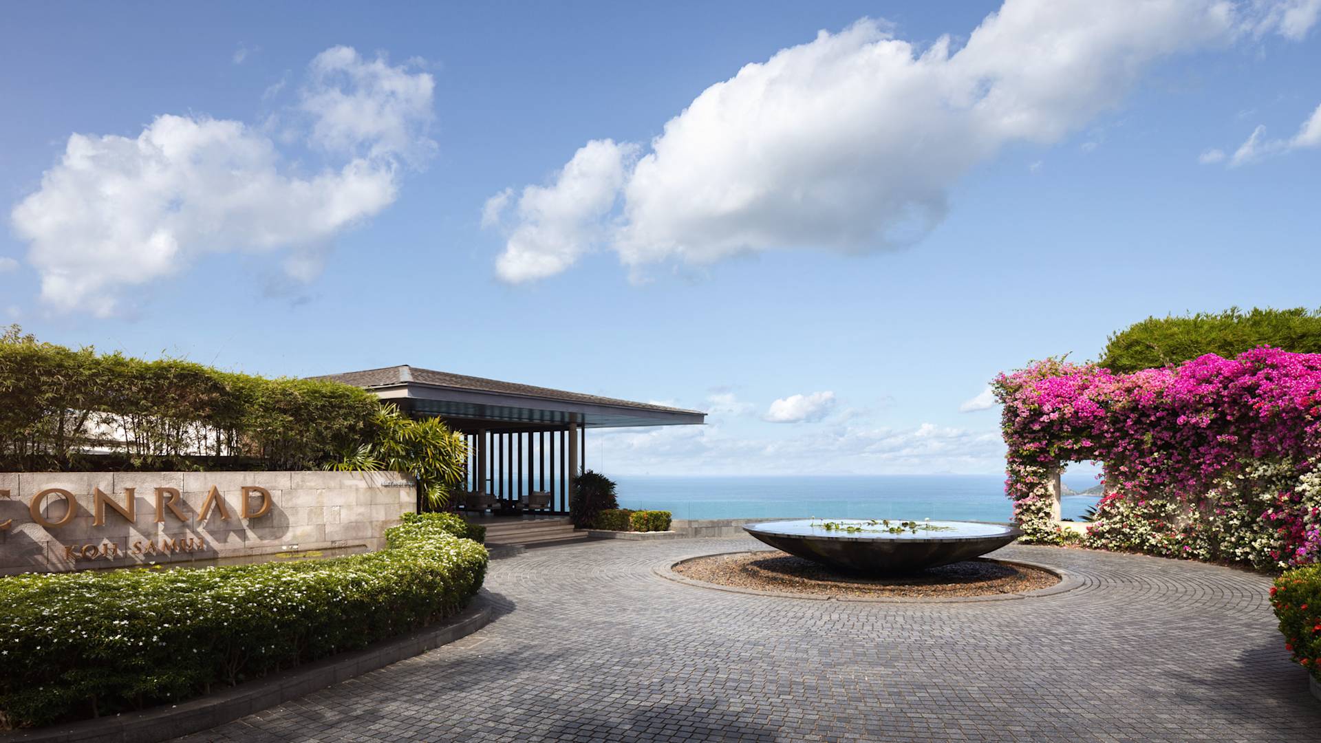 Cartello e fontana del Conrad Koh Samui - Ingresso dell'hotel