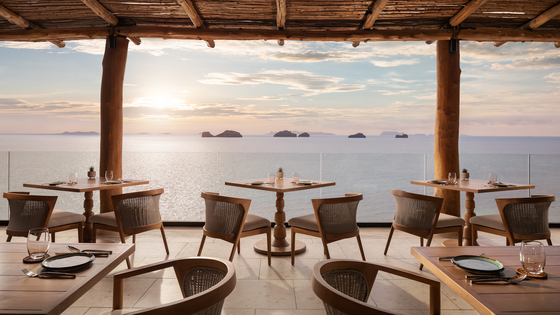 Krytá terasa restaurace Aow Thai s výhledem na moře