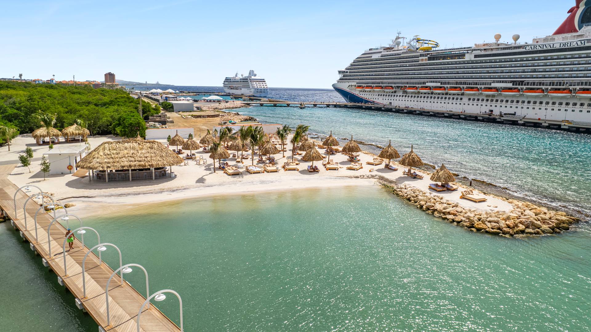 Strandblick mit Kreuzfahrtschiff